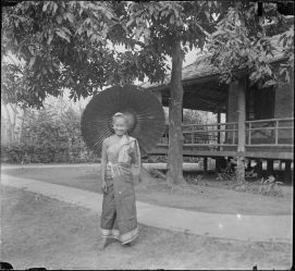 Jeune fille de Luang Prabang vêtue d'un sin et d'une écharpe
