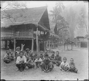 Village composé de maisons traditionnelles sur pilotis, Luang Prabang (?)