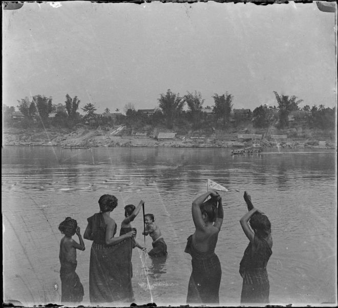 Jeunes filles au bain sur les bords du Mékong, Luang Prabang
