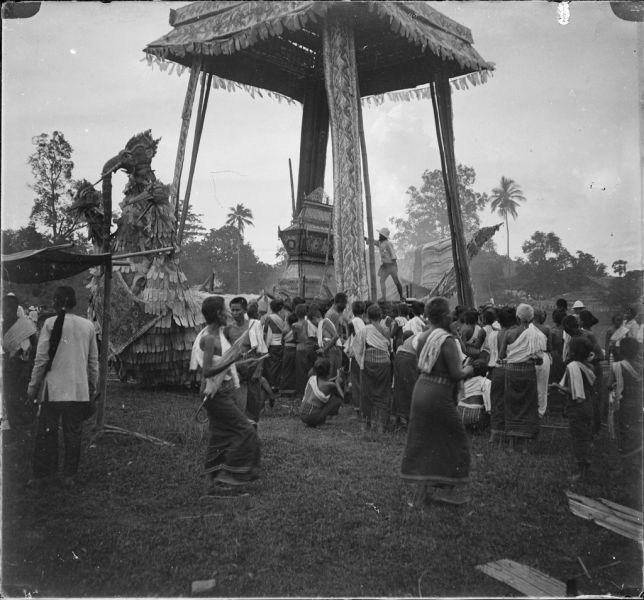 Cérémonie funéraire sur l'esplanade en face du Vat That Luang
