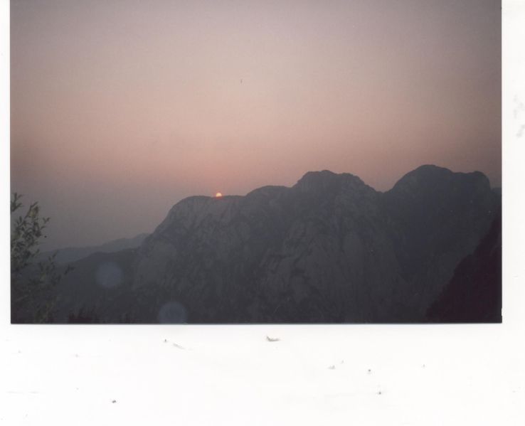 Critère 15, "une photo kitsch ou cliché, un peu embarrassante" : Montagne, paysage EFEO_BAYA00012