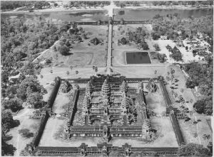 Vue aérienne d'Angkor Vat prise de l'est, 1963