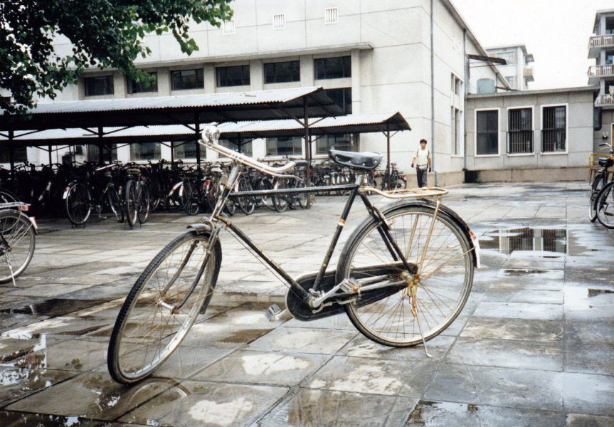 Critère 1, "la toute première photo" : La toute "première" photo, vélo à l'Université de Pékin EFEO_FINJ00001