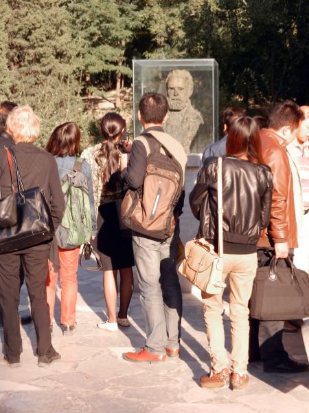 Buste de Victor Hugo dans les ruines des Palais européens du Yuanmingyuan EFEO_FINJ00016