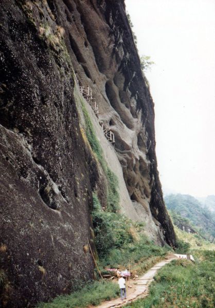 Sépultures traditionnelles sur les falaises à Wuyishan EFEO_FINJ00023