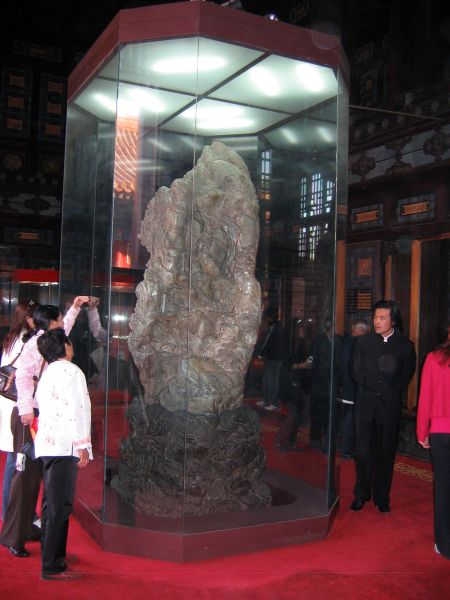 « Montagne » de jade sculpté, exposée à côté d’autres rochers énormes dans une salle de la Cité Interdite. EFEO_FINJ00029