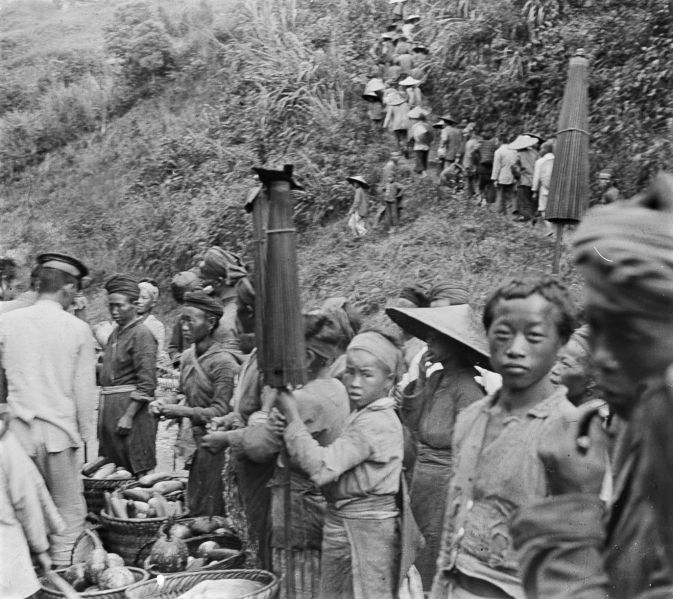 "Montagnards Yunnaniens à une station" (titre original) EFEO_FINL02981