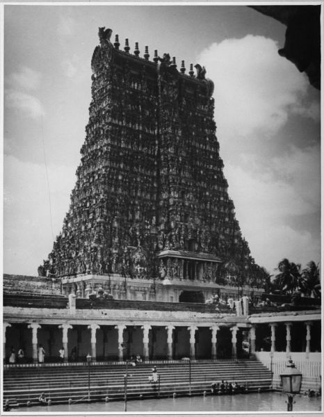 Grand temple de Madura, vue sur le bassin et le gopuram EFEO_INDE00013