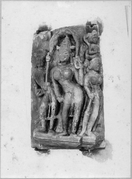 EFEO_INDE00056 Panneau sculpté : Ganga et assistants (?)