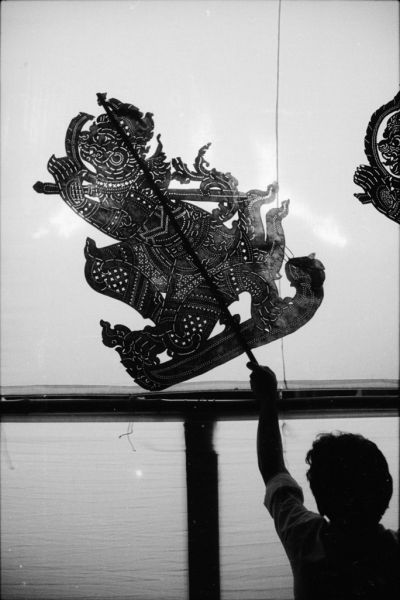 Représentation du grand théâtre d’ombres khmer Lakhon sbek thom , côté marionnettistes, marionnette d’un yaks (démon)