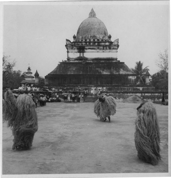 Danse des ancêtres Pougneu Gnagneu lors de la fête du nouvel an bouddhique à Luang Prabang