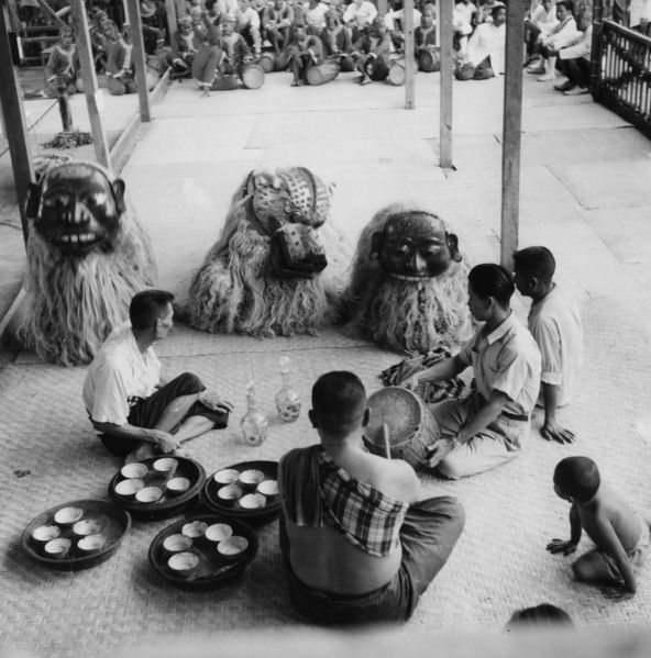 Les ancêtres légendaires,Pu-gneu et Gna-gneu entourant le lion Sing Keo devant les officiants du rituel, lors du nouvel an à Luang Prabang (Vat May)