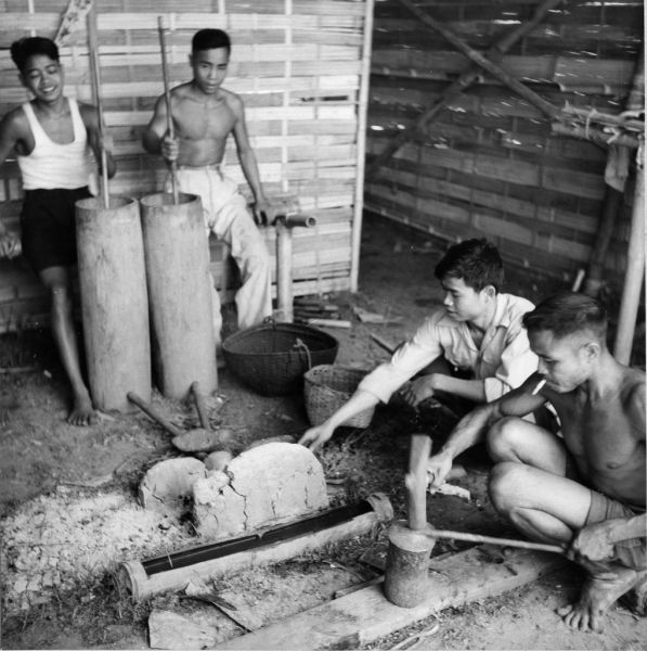 Forgerons du village de Hat Hien, leur forge traditionnelle fonctionne avec deux soufflets en bois