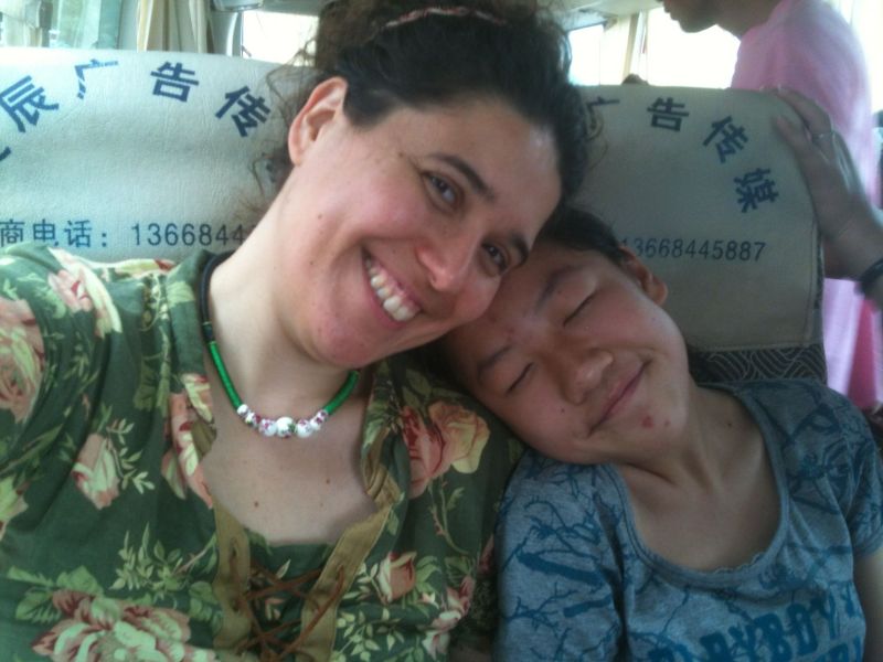Critère 2 : "variations sur un « selfie »" : Selfie avec ma filleule chinoise EFEO_MENK00003