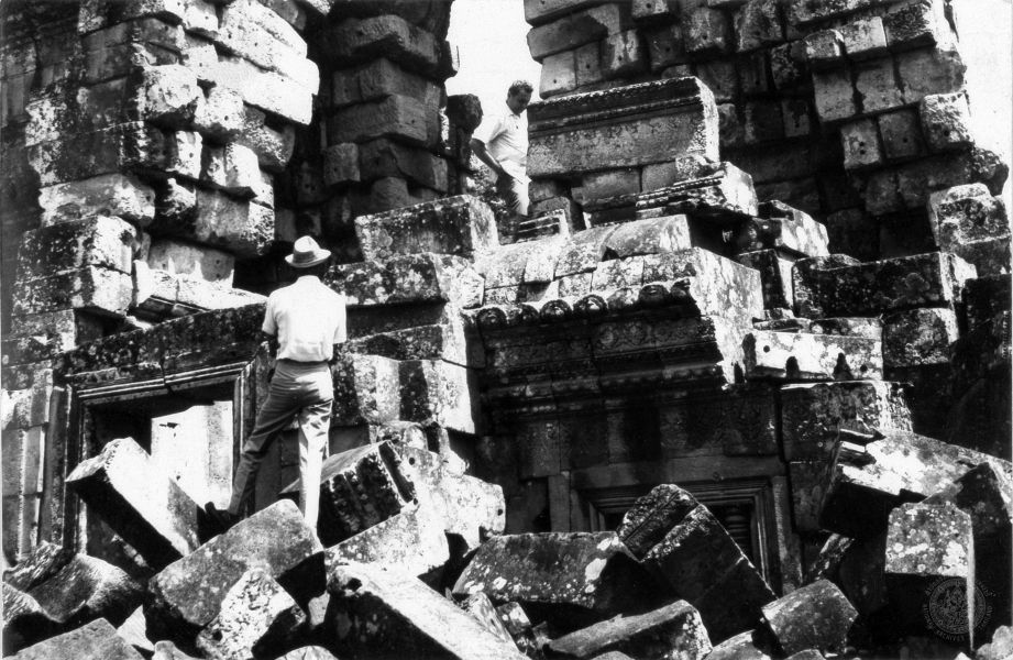 Phanom Rung, le prince Yajai et B.-P. Groslier inspectent les vestiges du mandapa avant sa restauration, 1963?