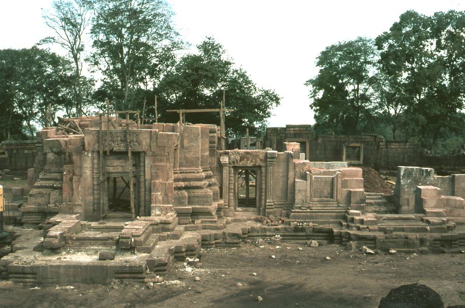 Phanom Rung en cours d'anastylose : démontage de la tour centrale et du mandapa, novembre 1973, P. Pichard