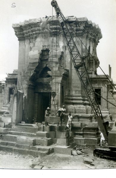 Phimai en cours d'anastylose : démontage du mandapa, 1965, Fine Arts Department, P. Pichard
