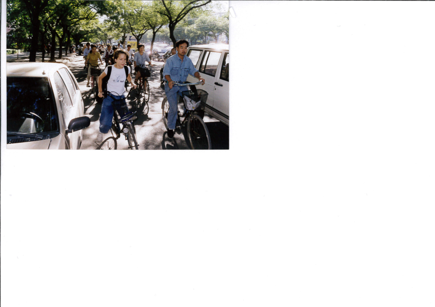 Critère 1, "la toute première photo" : Moi allant à l'école à vélo EFEO_ROCJ00001