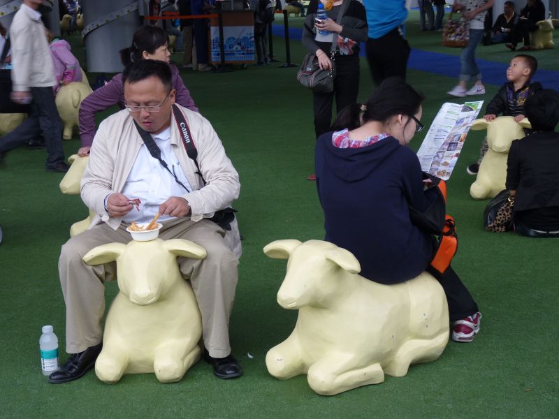 Au pavillon suisse de l’Exposition Universelle de Shanghai, on profite des moutons en plastique pour déguster des frites achetées au pavillon belge. EFEO_ROCJ00015