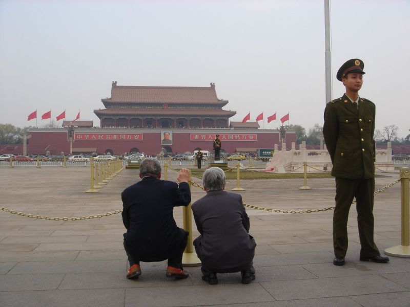 Sur la place Tiananmen où je me rends occasionnellement avec mes camarades de lycée pour faire du roller, un couple de personnes âgées contemple le portrait de Mao. EFEO_ROCJ00016