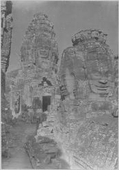 Bayon (Angkor, Cambodge), tours à visages du 2e et du 3e étage 
Tượng 4 mặt ở tầng 2 và 3 đền Bayon (Angkor, Campuchia) (EFEO_CAM01617)