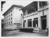 La nouvelle bibliothèque et la façade principale du siège de l'EFEO, au n° 26 boulevard Carreau, inaugurée en 1943 (actuelle rue Ly Thuong Kiet), Hanoi

Thư viện mới và mặt chính trụ sở EFEO, số 26 đại lộ Carreau, khánh thành năm 1943 (nay là phố Lý Thường Kiệt), Hà Nội
