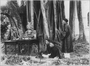 Cérémonie de propitiation à l'esprit du banian de l'EFEO à Hanoi en 1901