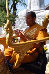 Lecture de manuscrit par un moine, Cambodge