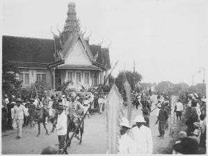 Cortège de Sa Majesté le roi Monivong devant la bibliothèque royale de Phnom Penh