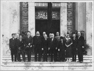Madeleine Colani (cinquième en partant de la droite) au congrès des préhistoriens de 1932 à Hanoi