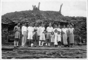 Pierre Dupont accompagné de visiteurs officiels thaïlandais au chedi Chula Prathon en 1940