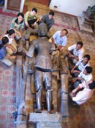 Dépose des éléments fracturés d'une grande statue de Vishnu du Phnom Da