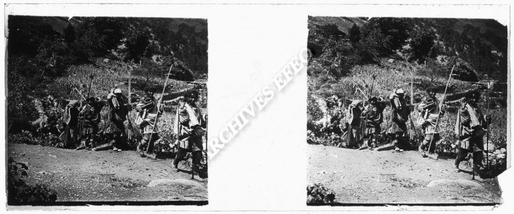 Pèlerins dans la région du Khawakarpo EFEO_BACJ00199