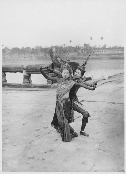 Représentation théâtrale donnée sur la chaussée ouest d’Angkor Vat par une troupe de danseuses classiques de Siem Reap