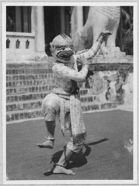 Personnage d’Hanuman, le singe blanc, lors d’une représentation du Ramayana ( Reamker ), troupe de danseuses classiques khmères de Say Sangvan (très probablement)