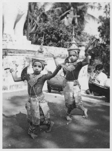 Jeunes danseuses en costumes masculins de la troupe de Say Sangvan (très probablement), l’apprentissage de la danse classique khmère commence très jeune