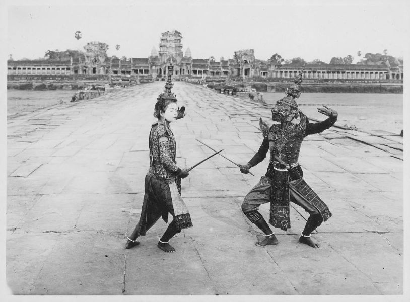 Représentation de l’épopée du Ramayana , combat de Rama contre Ravana (Preah Ream contre Krong Reap), jouée par une troupe de danseuses classiques de Siem Reap, chaussée d’Angkor Vat