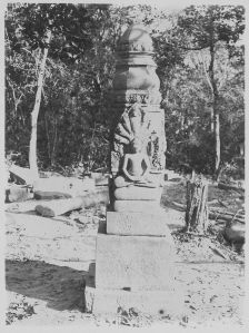 Caitya monolithe orné d’un Bouddha sur naga, Phnom Srok EFEO_CAM00846