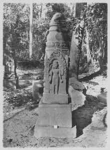 Caitya monolithe orné d’un Avalokitesvara à quatre bras, Phnom Srok EFEO_CAM00848