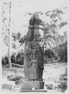 Caitya monolithe orné d’une Prajnaparamita à tête et bras multiples, Phnom Srok EFEO_CAM00849