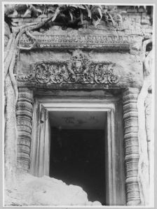 Linteau historié EFEO_CAM10774_2