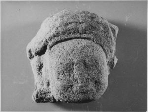 Bas-relief (fragment), tête de personnage EFEO_CAM18487