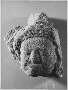 Bas-relief (fragment), tête de personnage EFEO_CAM18488