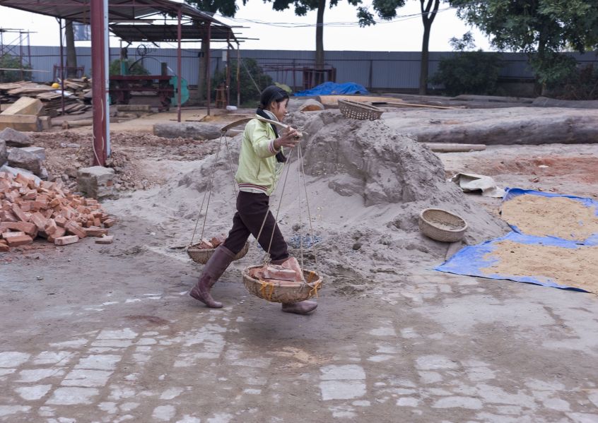Reconstruction et restauration de la maison communale (dinh) de Chu Quyen : artisans et ouvriers EFEO_FERS00825
