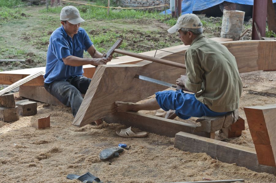 Reconstruction et restauration de la maison communale (dinh) de Chu Quyen : artisans et ouvriers EFEO_FERS00874