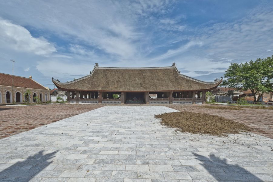 Reconstruction et restauration de la maison communale (dinh) de Chu Quyen : monument fini EFEO_FERS01081