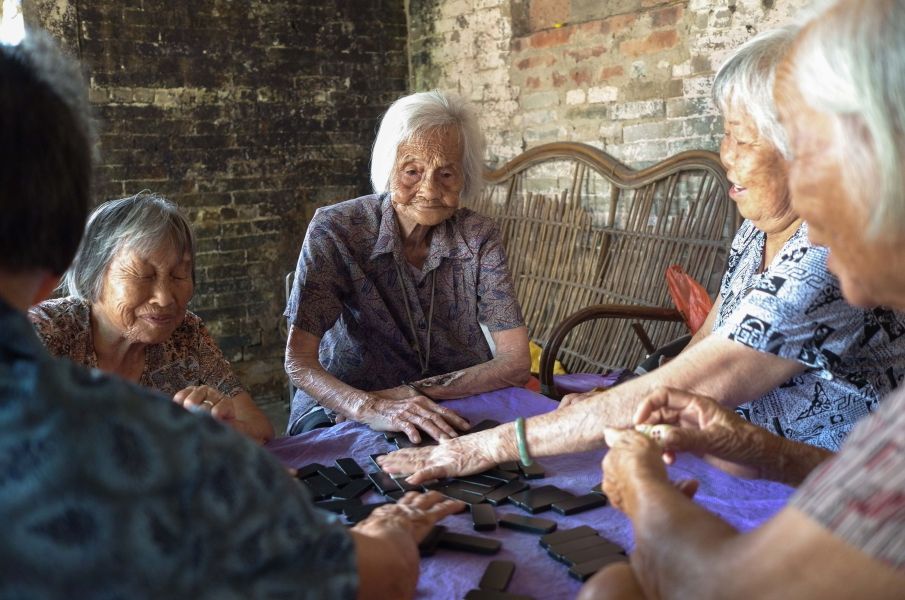 A 104 year-old woman playing pai gow (paijiu – 牌九) with her friends EFEO_ELUM00002