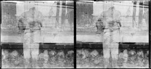 Superposition de plusieurs clichés dont l'un représente la base d'un édifice et un autre, le corps d'une statue en ronde bosse acéphale EFEO_FINL00954