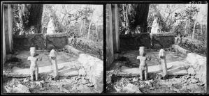 Deux statues devant un linteau historié EFEO_FINL00971
