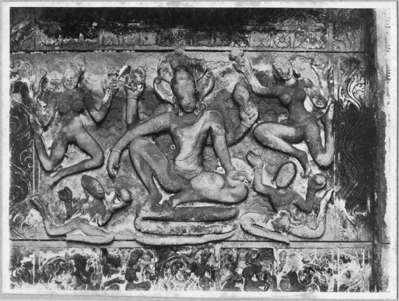 Bas-relief, Vishnu assis sur un serpent polycéphale lové EFEO_INDE00068